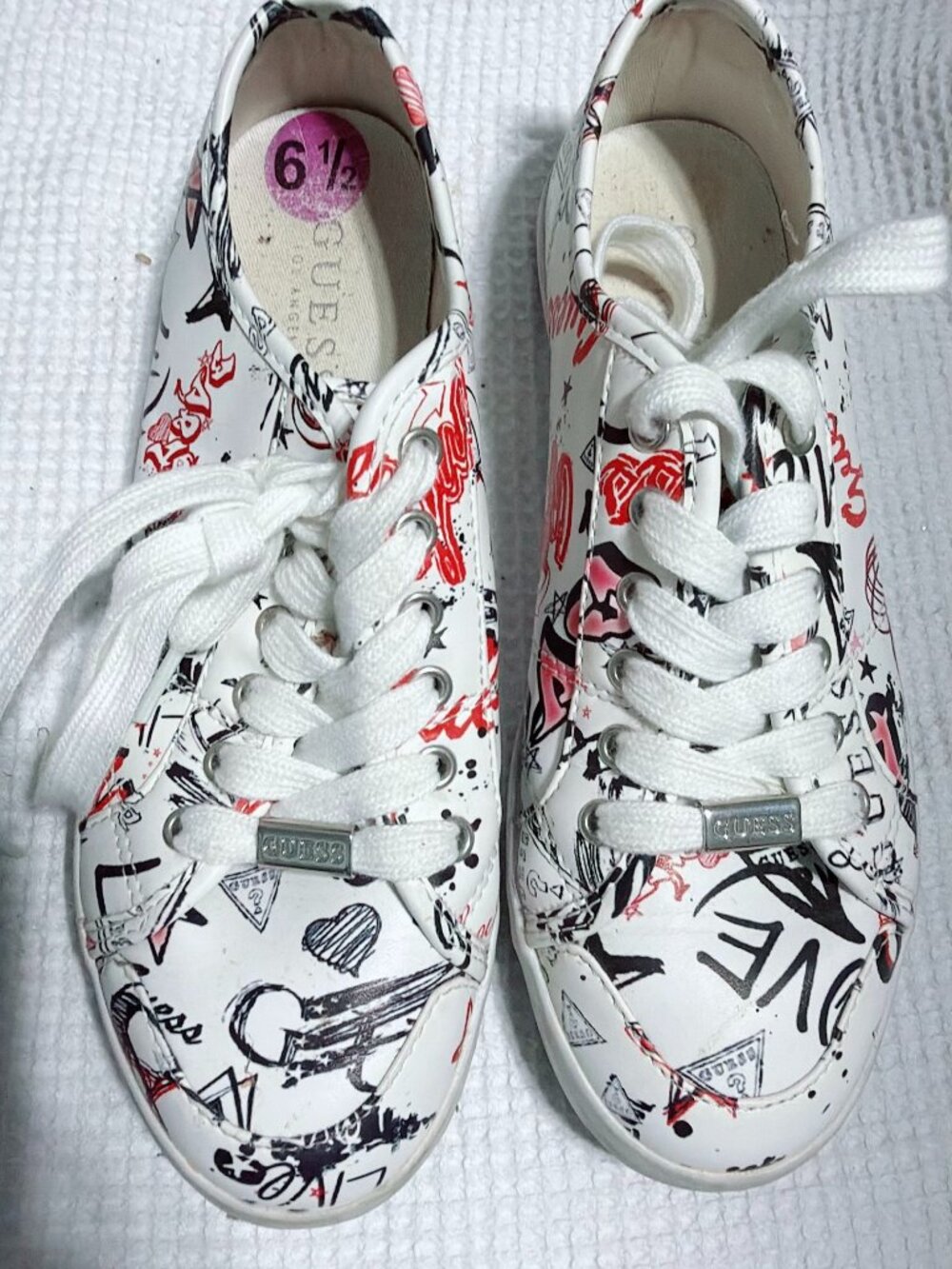 GUESS Womens Low Top Graffiti Print Sneakers White Black Red Size 6.5